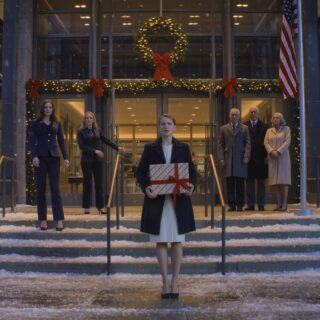 My sister looked me straight in the eyes and said, « You’re no longer part of the family. » My parents remained silent, even though I had flown for eight hours to attend their birthday party. They wouldn’t even let me in. I didn’t scream. I chose something else. An hour later…