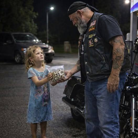 A story that touched me deeply… A little girl approached a stranger late at night at a gas station, holding a bag of coins and begging for help to feed her hungry baby brother. Her parents weren’t able to help, and she didn’t know where else to turn. Exhausted from the road, the stranger chose to act—buying baby formula, ready-to-eat food, and water, making sure the children were safe. This story is a reminder of how important it is to help a child in need. A small act of kindness can make a huge difference.