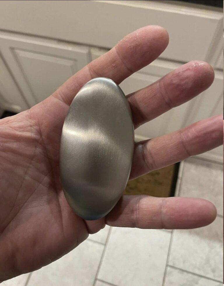That Metal “Soap” by the Sink — The Science Behind Stainless Steel’s Odor-Removing Magic